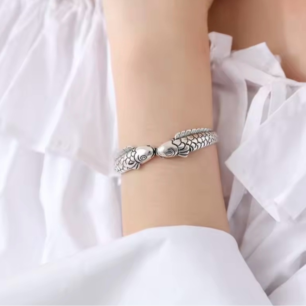 Silver Retro Cute Fish Kiss Bangle Bracelet - Picture 2 of 3